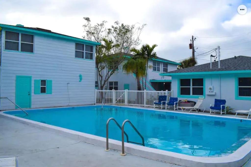 Private One-Bedroom 13-Directly Across From Beach St. Pete Beach Exterior foto